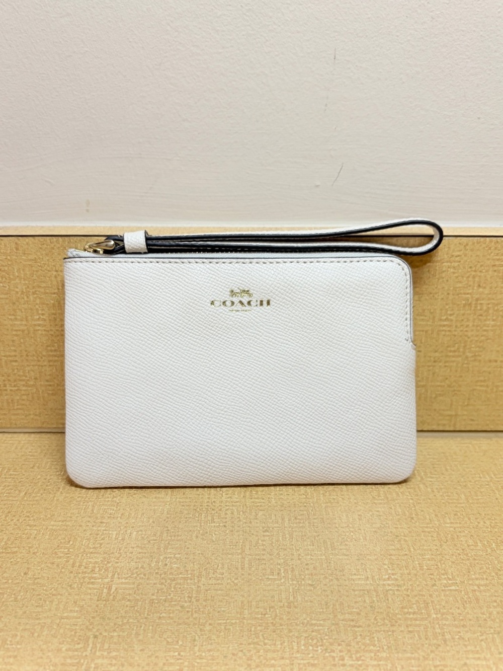 Coach Small Corner Zip Wristlet Pouch Wallet White 58032 - Pre-owned